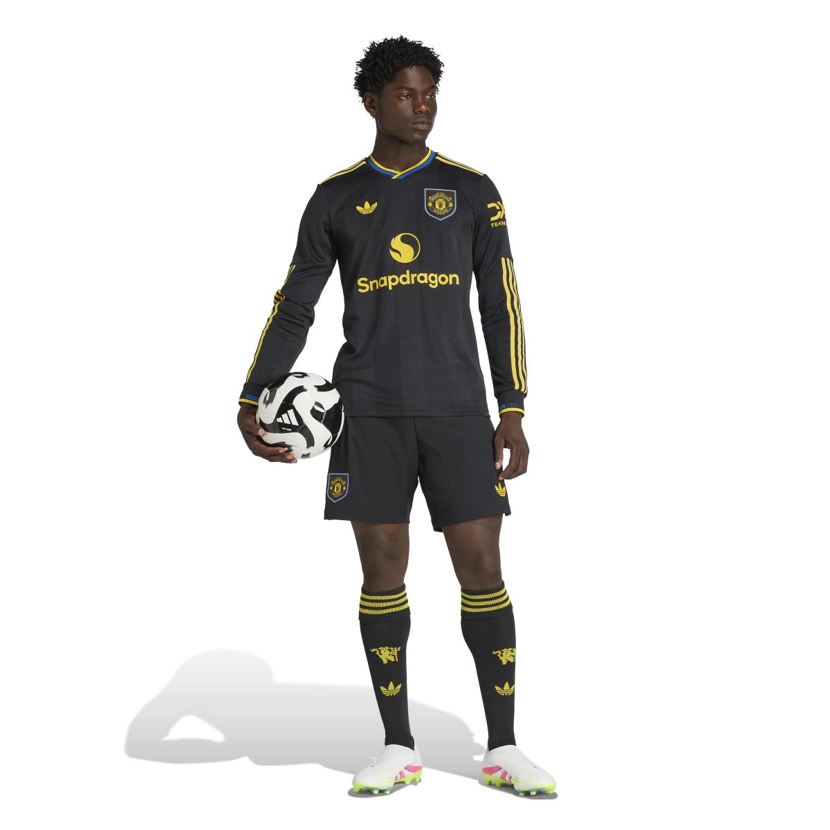 product/a/d/adidas_jp3040_6_apparel_on_model_standard_outfit_view_white.jpg