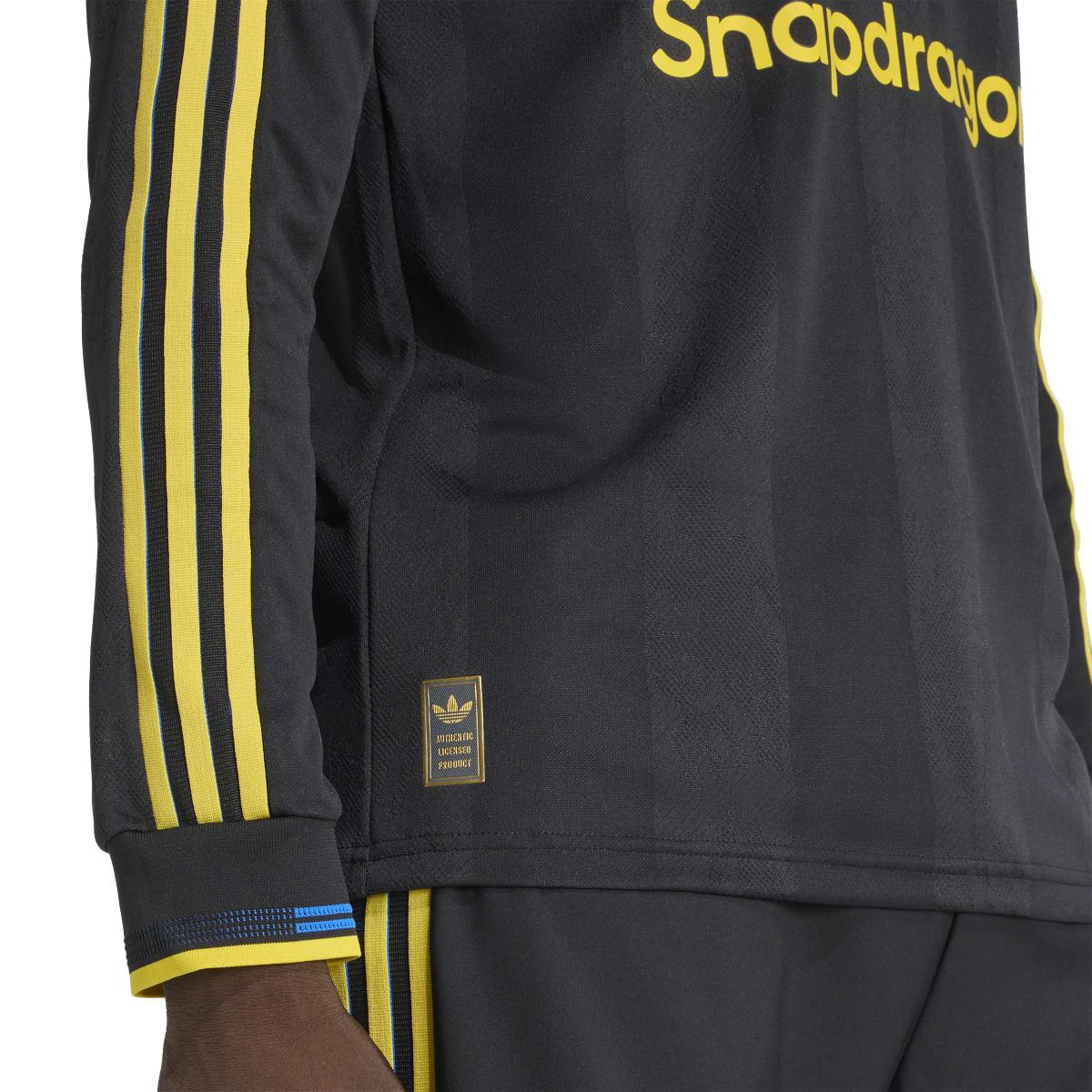 product/a/d/adidas_jp3040_7_apparel_on_model_detail_view_1_white.jpg