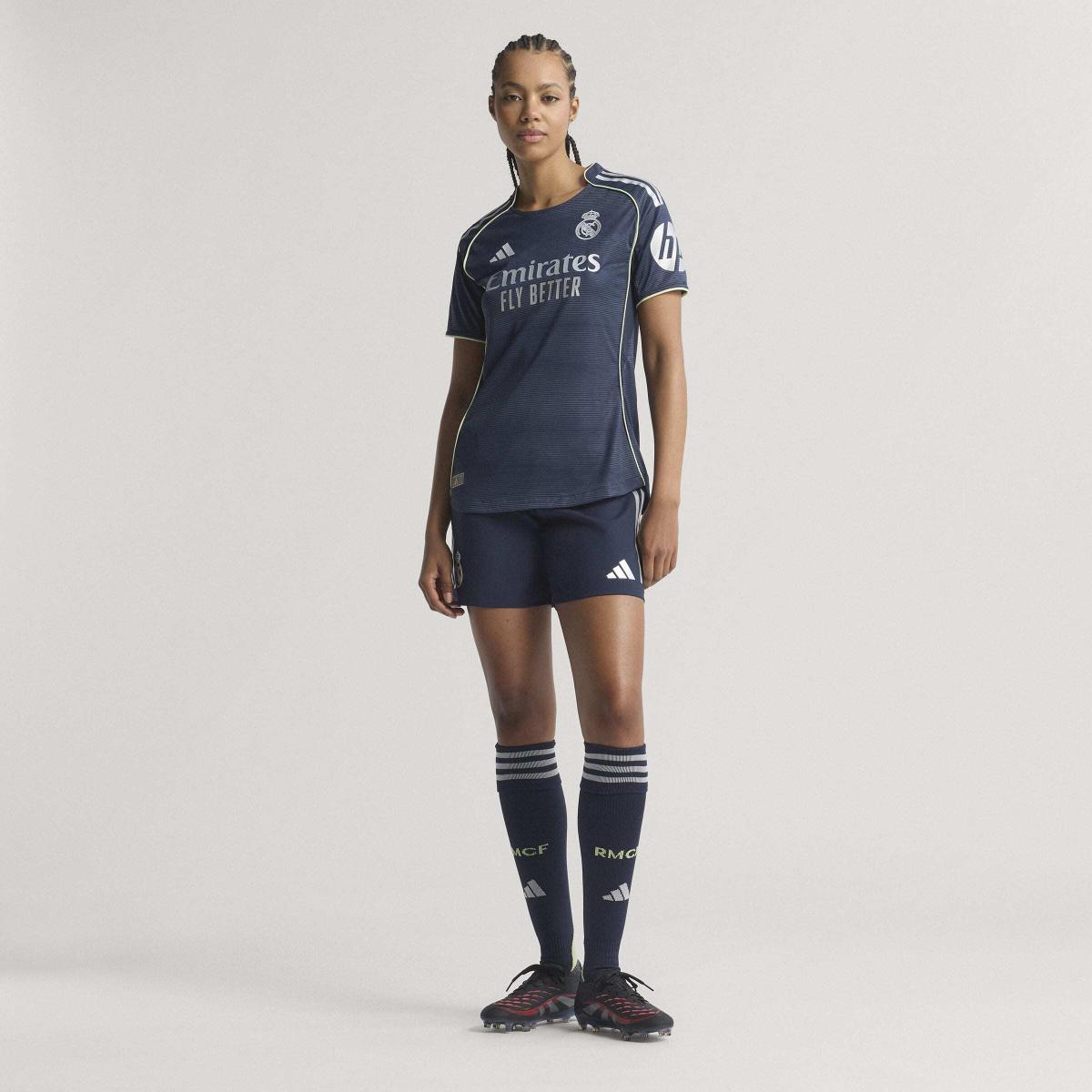 product/a/d/adidas_jp3936_bleu_9.jpg