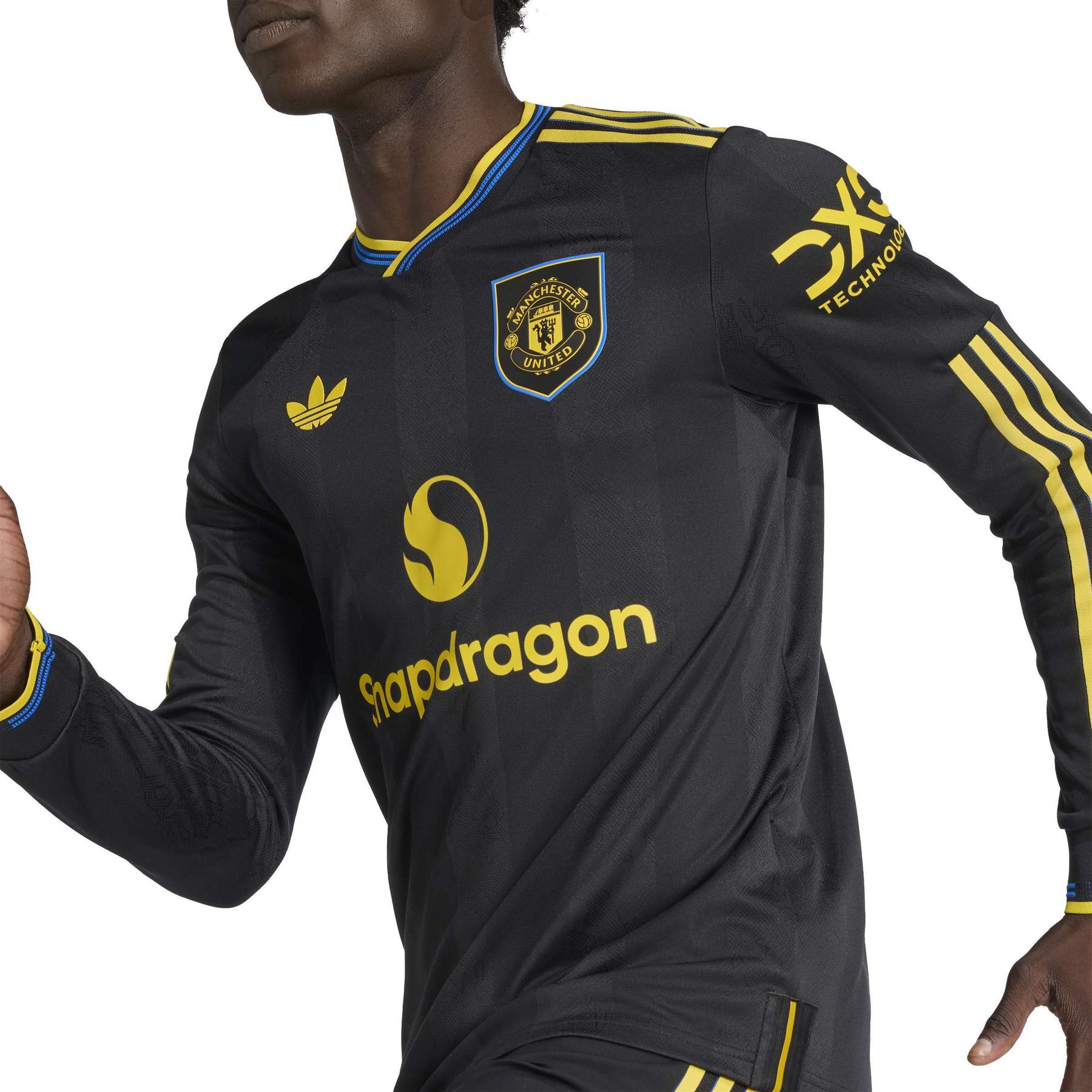 product/a/d/adidas_jp3040_8_apparel_on_model_detail_view_2_white.jpg