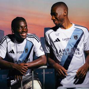 product/a/d/adidas-jd7413-bleu-marine-blanc-3.jpg