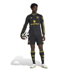 product/a/d/adidas_jp3040_6_apparel_on_model_standard_outfit_view_white.jpg